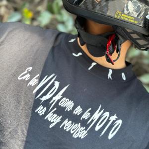 Playera Astro EN LA VIDA COMO EN LA MOTO NO HAY REVERSA Negra Premium Oversized