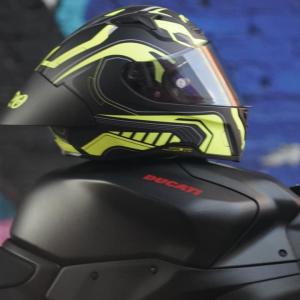 CASCO ASTRO PISTA NEGRO/VERDE